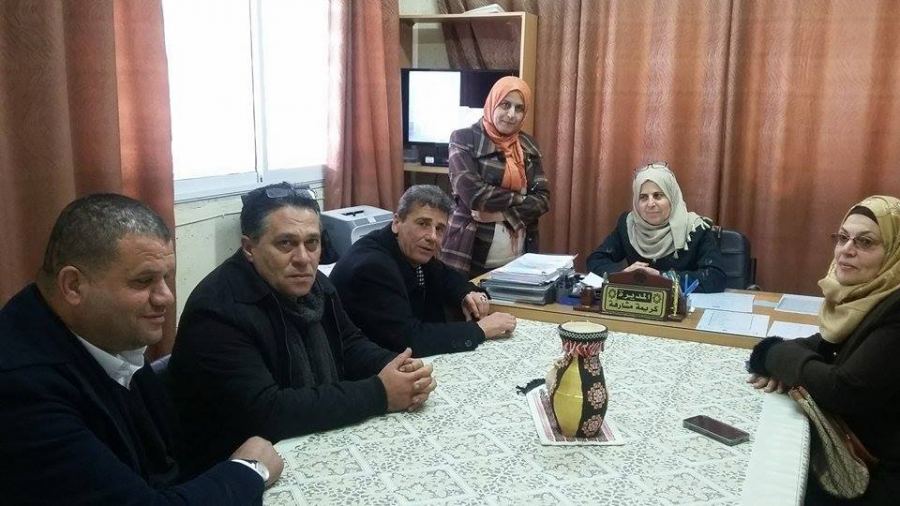 توزيع ملابس شتوية لطالبات محتاجات في قرية الفندقومية تبرعت بها مؤسسة نزيه الخليل